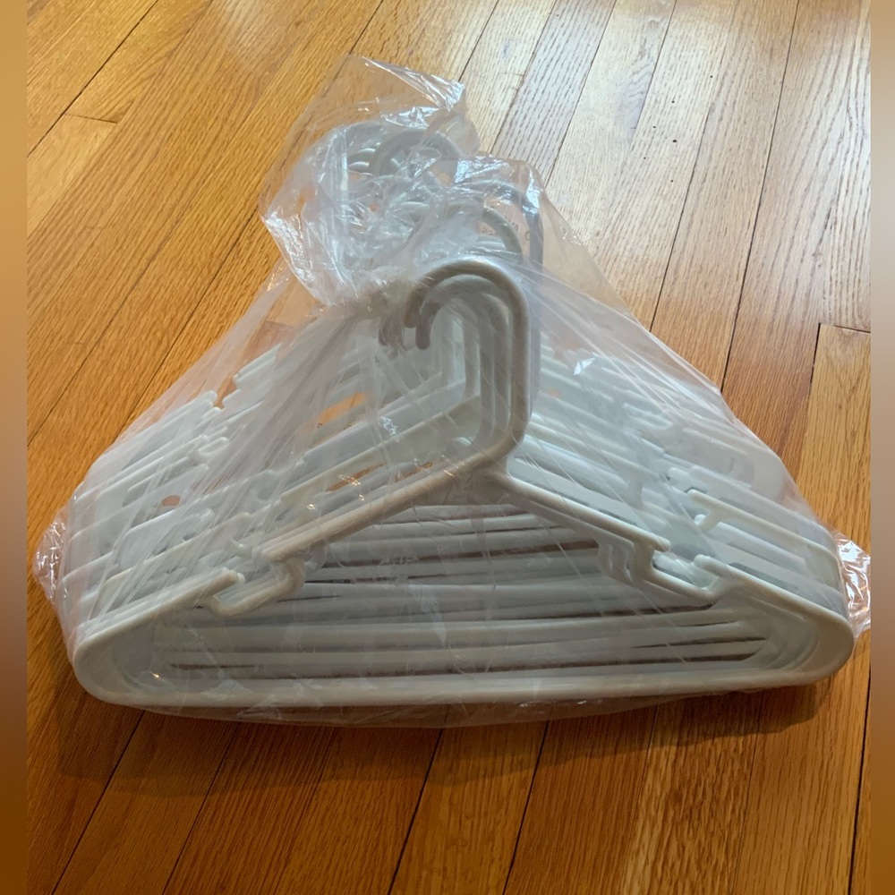 PLASTIC WHITE COAT HANGERS LOT OF 30 EXCELLENT CONDITION Clothing Heavy … - Picture 4 of 5